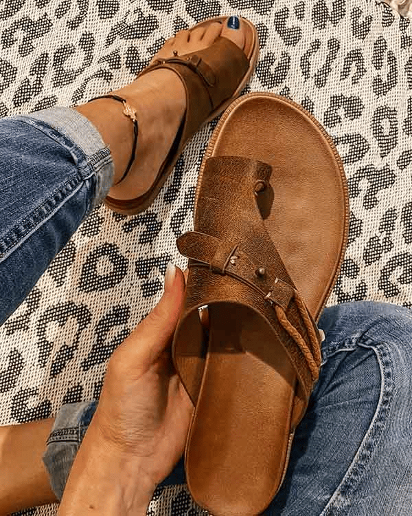 DELIA | Sandalia con tacón estable