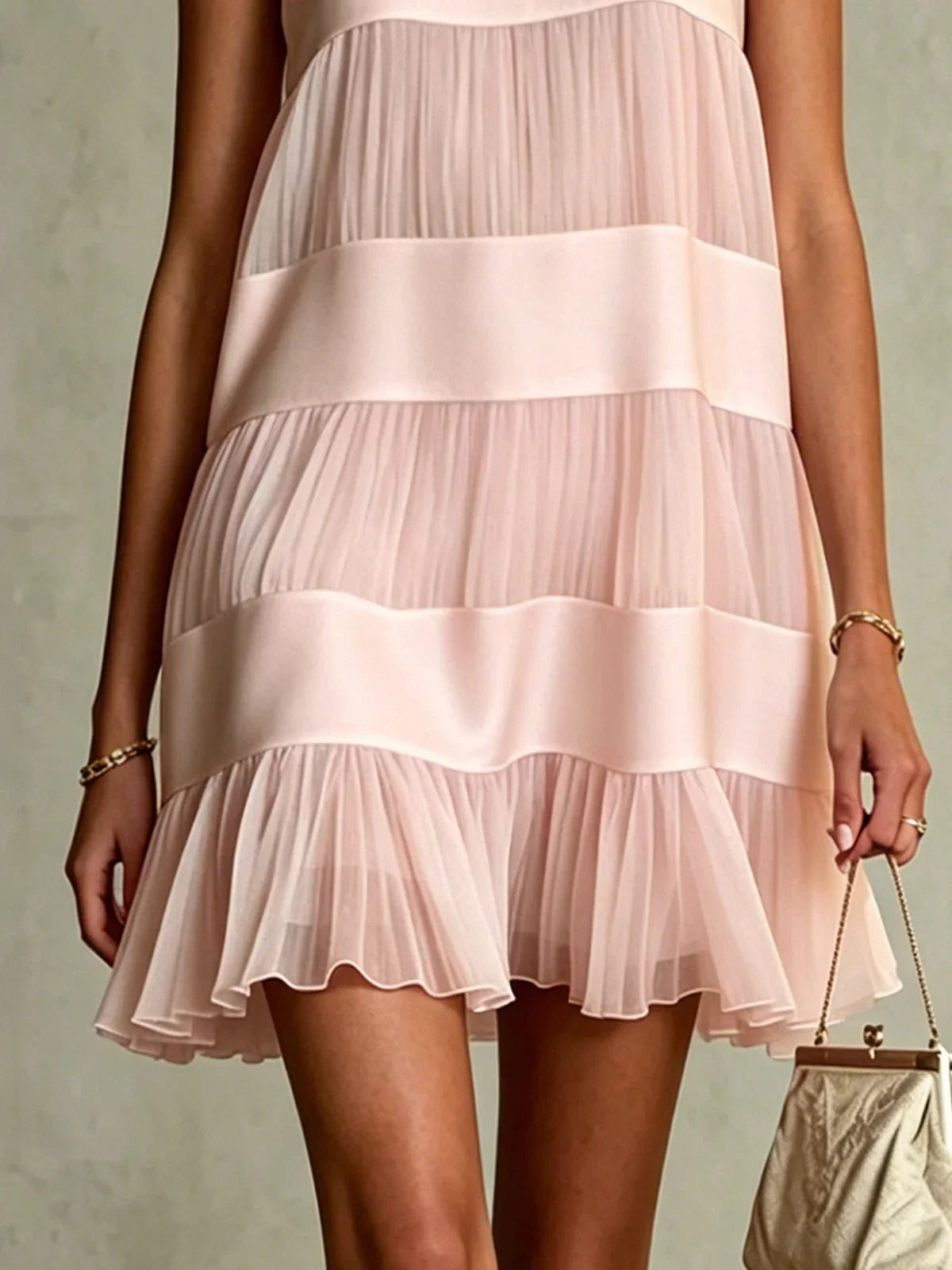 Estrella Vestido Mini de Chifón Rosa Claro Plisado con Diseño de Capas y Paneles