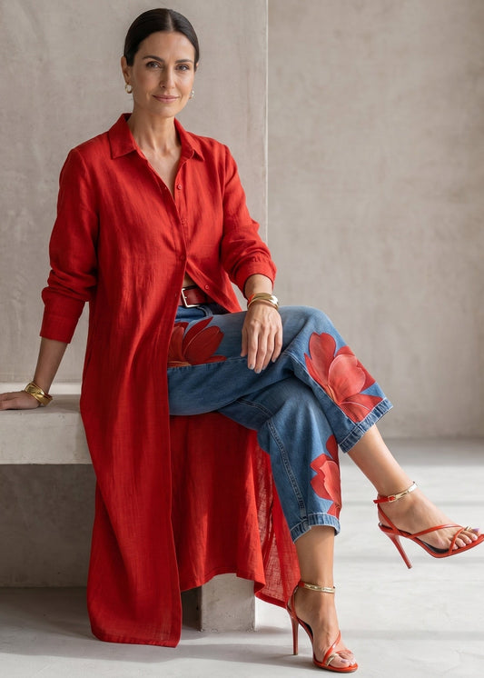 Rosa · Vestido camisero rojo completo y jeans anchos florales